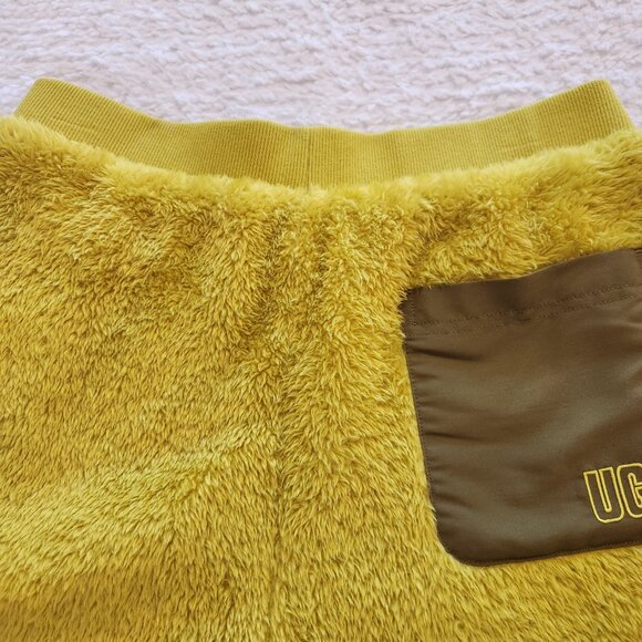 NWT Chartreuse Ugg Camilia Sherpa Shorts Medium - Picture 6 of 14